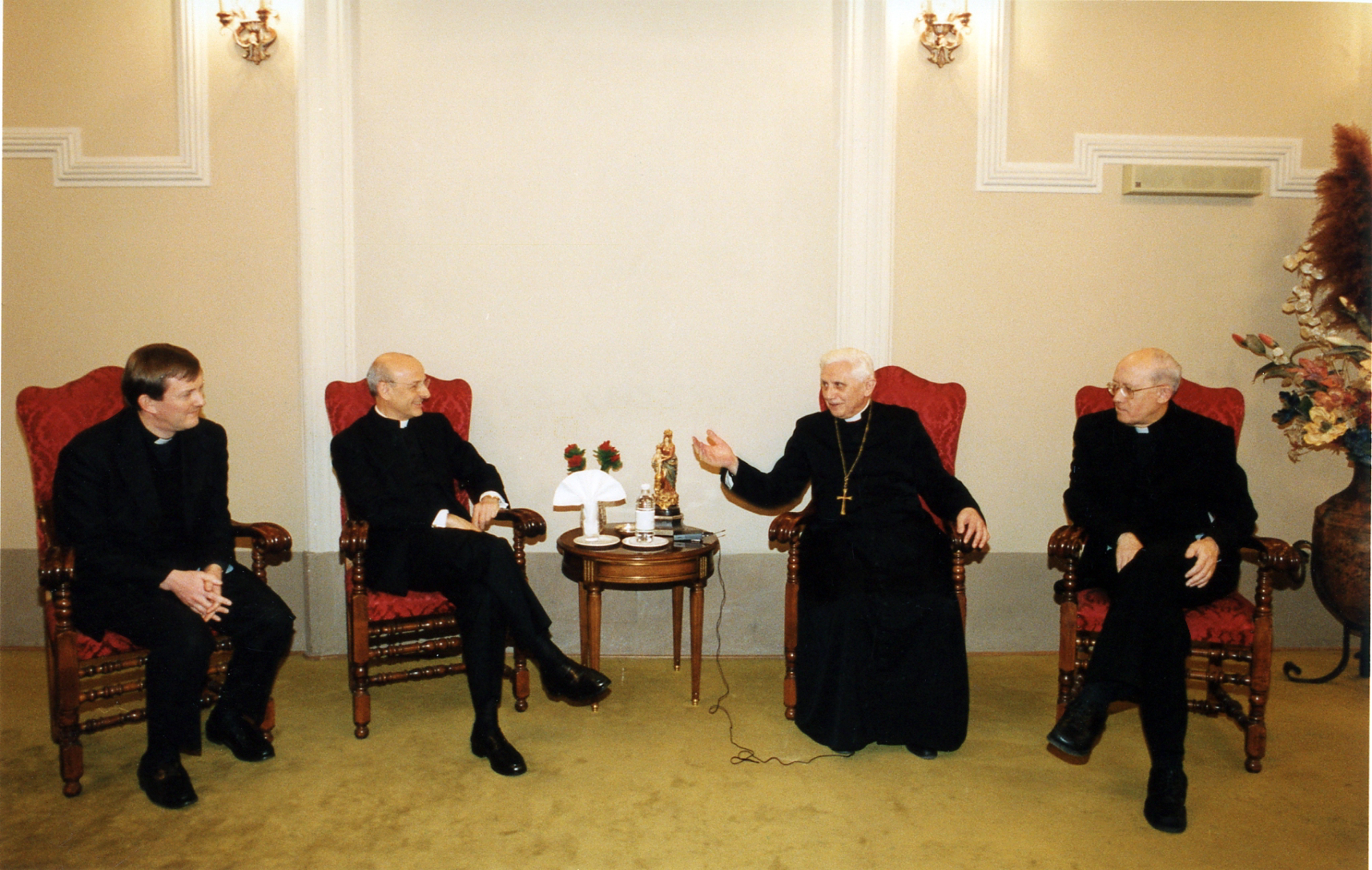 Incontro dell'allora Cardinale Ratzinger con il corpo docente della "Santa Croce", il 31 gennaio 2002