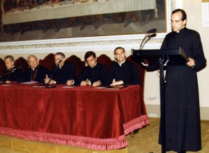 Nella foto, il rev. Pinzello è ritratto in piedi, durante l'inaugurazione dell'Anno accademico 1988-87