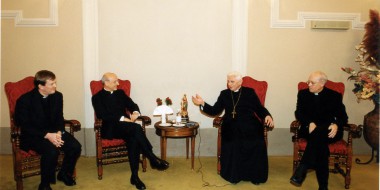 Incontro dell'allora Cardinale Ratzinger con il corpo docente della "Santa Croce", il 31 gennaio 2002